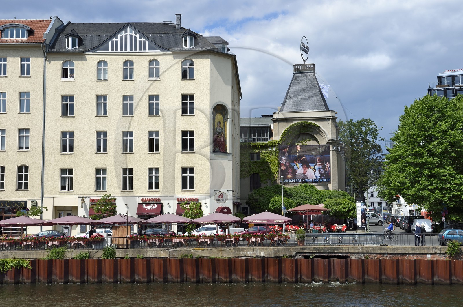 Allemagne, Berlin, le Berliner Ensemble à droite est le théâtre fondé à Berlin par Bertolt Brecht pour y abriter la compagnie qu'il a créée en 1949, en bordure de la rivière Spree
