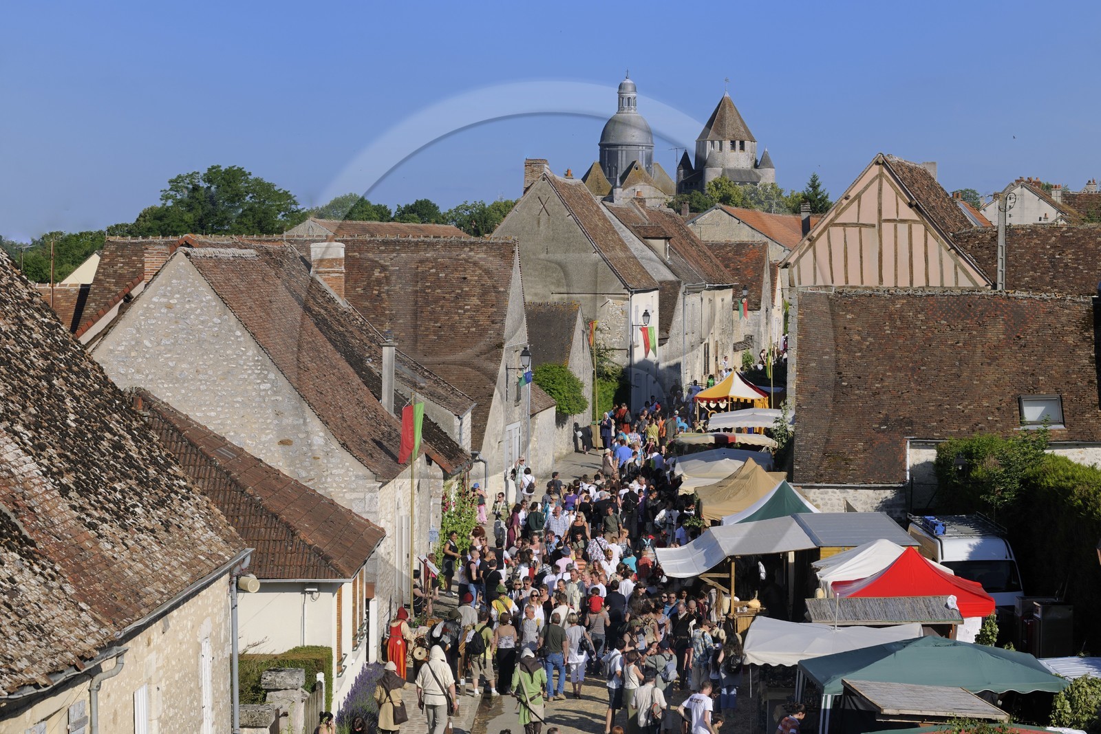 France, Seine et Marne (77), Les Médiévales de Provins, ville classée Patrimoine Mondial de l'UNESCO, route de Jouy menant à la Tour César et l'église Saint Quiriace
