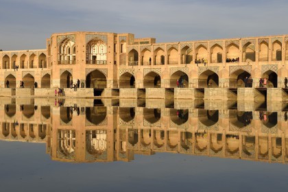 Iran, province d'Ispahan, Ispahan, Pont Khaju sur la rivière Zayandeh