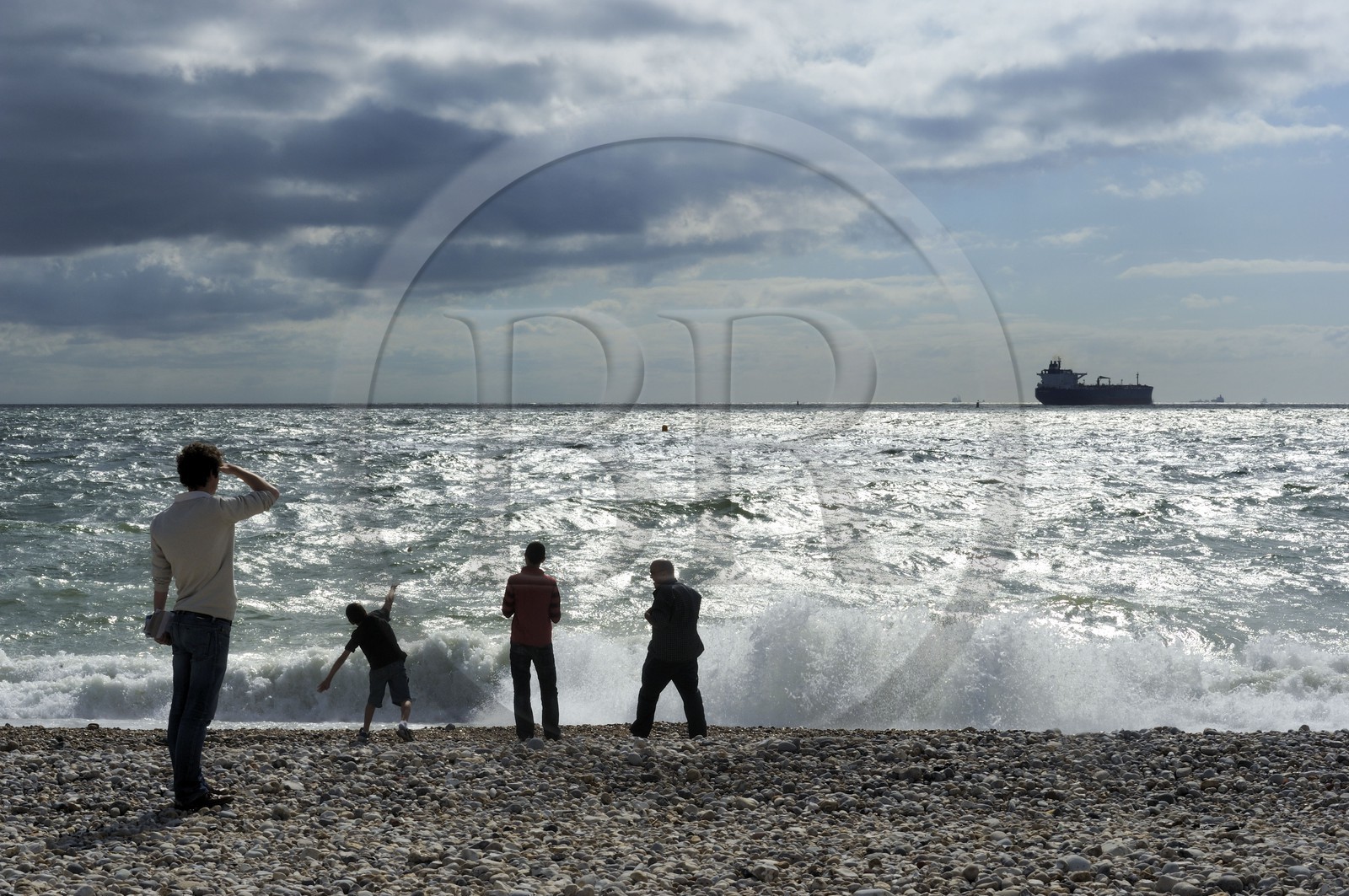 France, Seine-Maritime (76), Le Havre, cargo quittant le port du Havre vu de la plage de la ville