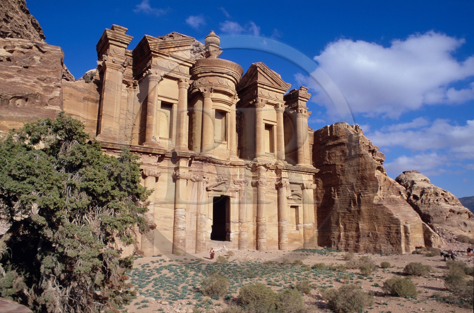 Jordanie, Petra, Ed Deir (le Monastère) sculpté dans le grès est une structure de 45x42 m d'un bloc