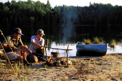 Canada, province de Québec, Réserve faunique de la Vérendrye, Grand Lac Victoria, préparation du repas du soir au campement