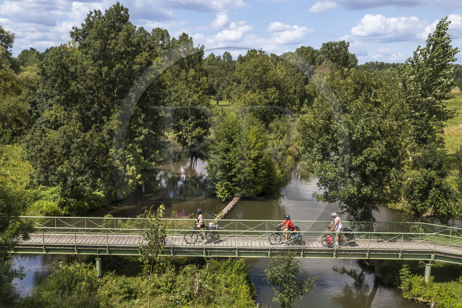 France, Deux-Sèvres (79), le Marais Poitevin, la Venise Verte, Sansais, randonnée à bicyclette le long de la Sèvre Niortaise sur la voie cyclable de la Vélo Francette, passage d'une passerelle (vue aérienne)