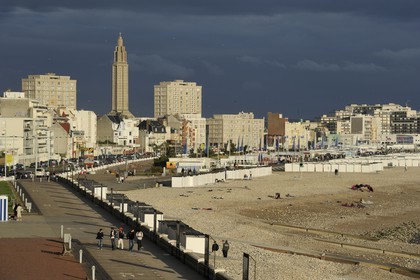 France, Seine-Maritime (76), Le Havre, classé Patrimoine Mondial de l'UNESCO, le coeur de la ville autour de la Tour Lanterne de l'église Saint-Joseph depuis Sainte-Adresse
