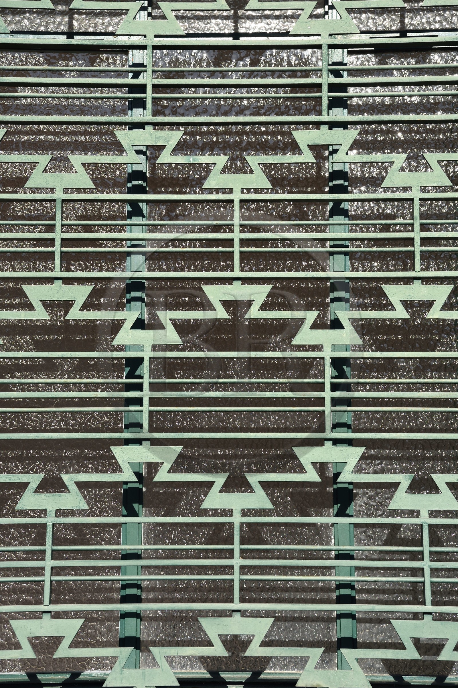 France, Allier (03), Vichy, place Charles de Gaulle, maison des associations et salle des fêtes, à l'origine un théatre art Déco construit en 1935, détail d'une fenêtre