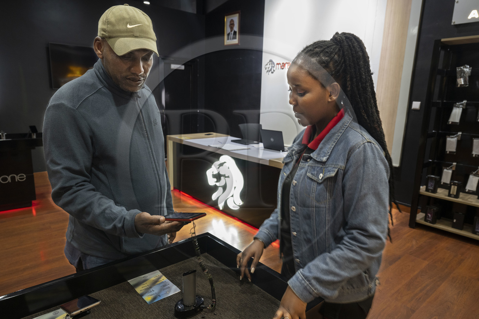 Rwanda, Kigali, KBC centre commercial et de business (Kigali Business Center), MaraPhone de l'entrepreneur rwandais Ashish Thakkar commercialise le premier smartphone 100 % Made in Africa