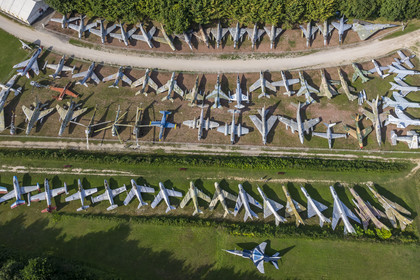 France, Côte-d'Or (21), les climats de Bourgogne classés Patrimoine Mondial de l'UNESCO, Côte de Beaune, Savigny-les-Beaune, le chateau avec les musées et collections avions de chasse, voitures de course Abarth, motos, tracteurs enjambeurs, maquettes, camions de pompiers (vue aérienne)
