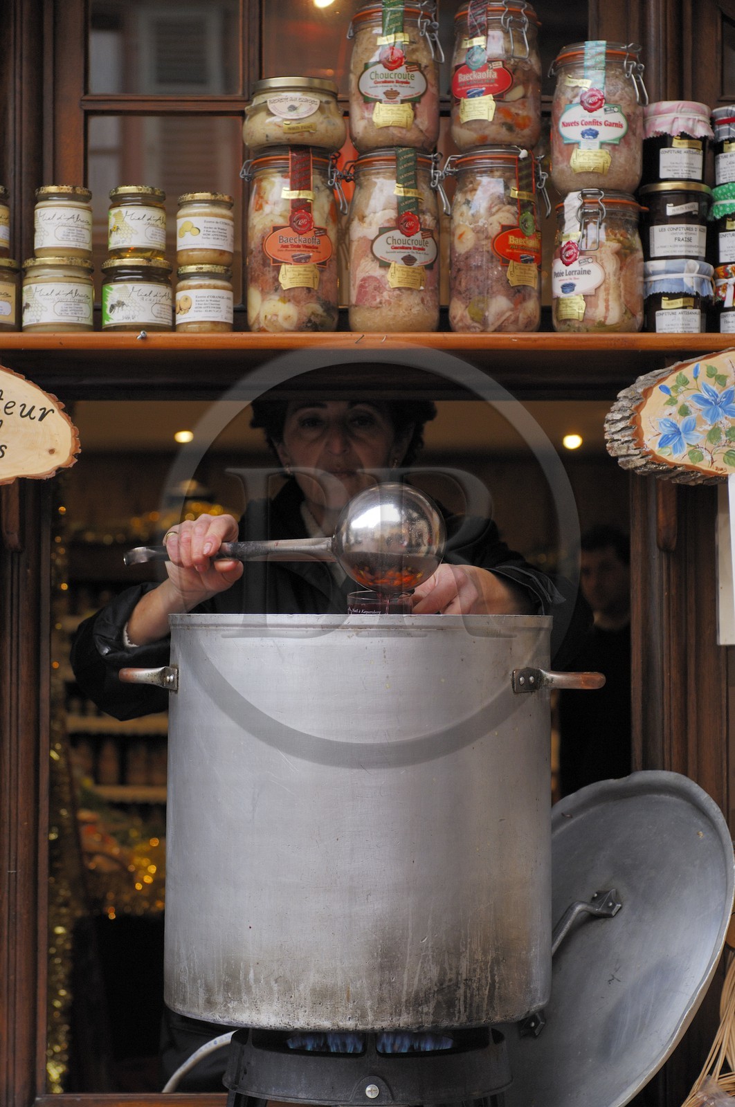 France, Haut Rhin (68), Kaysersberg a Noel, vendeuse de vin chaud