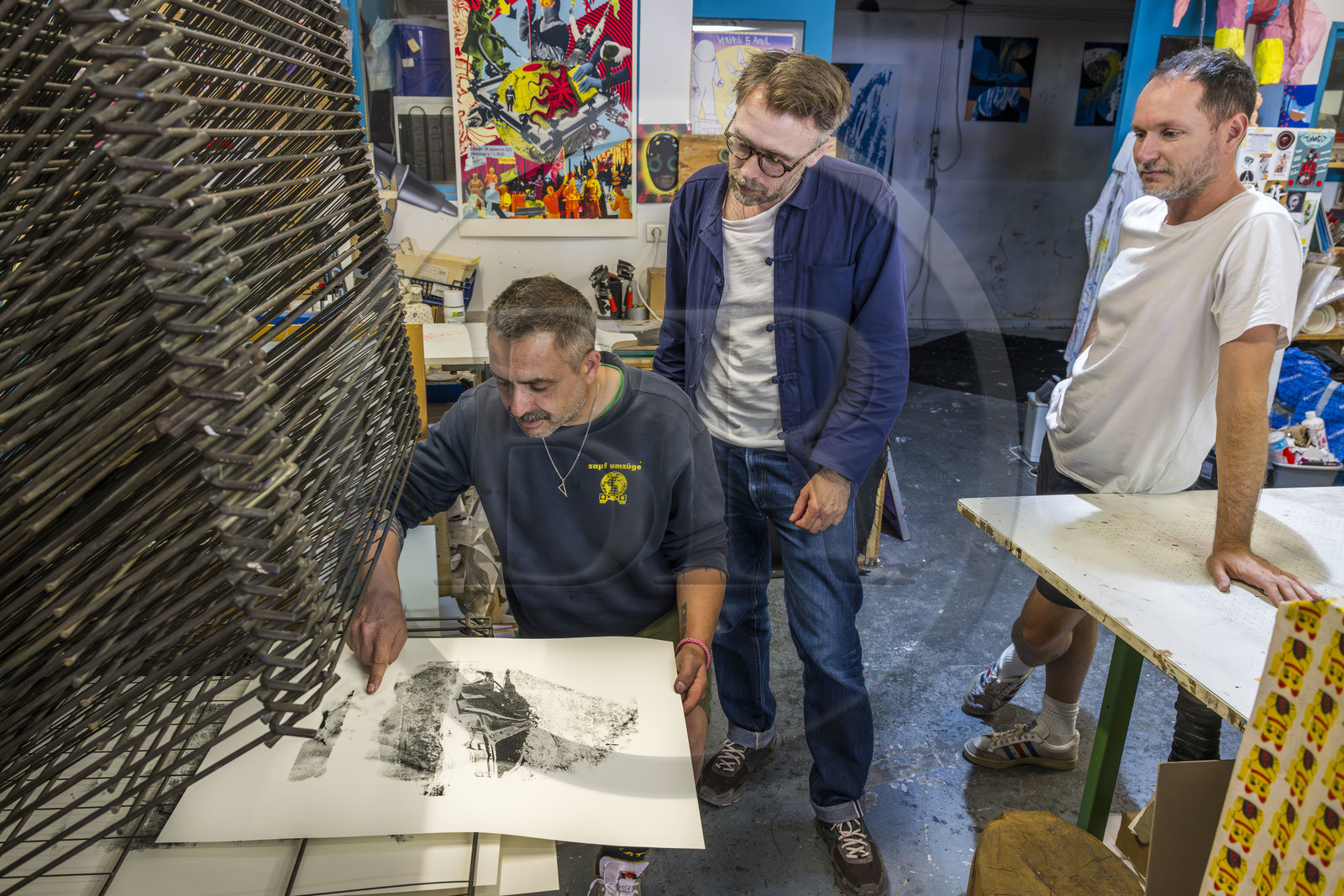 France, Vaucluse (84), Avignon, atelier Turboformat, l'artiste Ben Sanair à droite dans son atelier en compagnie l'artiste Lionel Vivier vérifiant sa sérigraphie sous le regard de Stéphane Ibars, directeur artistique de la Collection Lambert