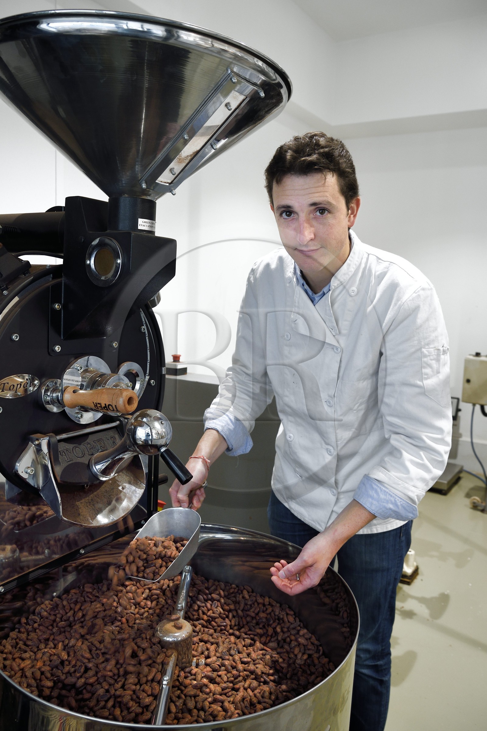 France, Pyrénées-Atlantiques (64), Pays-Basque, Bayonne, fèves de cacao dans le torrefacteur, Ronan Lagadec chocolatier de la fabrique et boutique Monsieur Txokola
