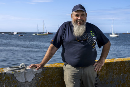 France, Finistère (29), Mer d'Iroise, Ile de Molène, Guy Rocher, président de la station SNSM de Molène sur le port de pêche