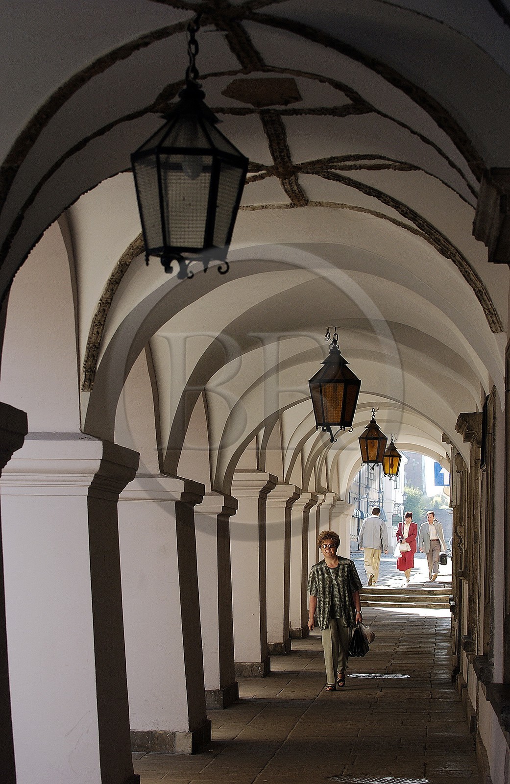 Pologne, région de Lublin, ville Renaissance de Zamosc classé Patrimoine Mondial de l' UNESCO, passage sous arcades de la place du marché