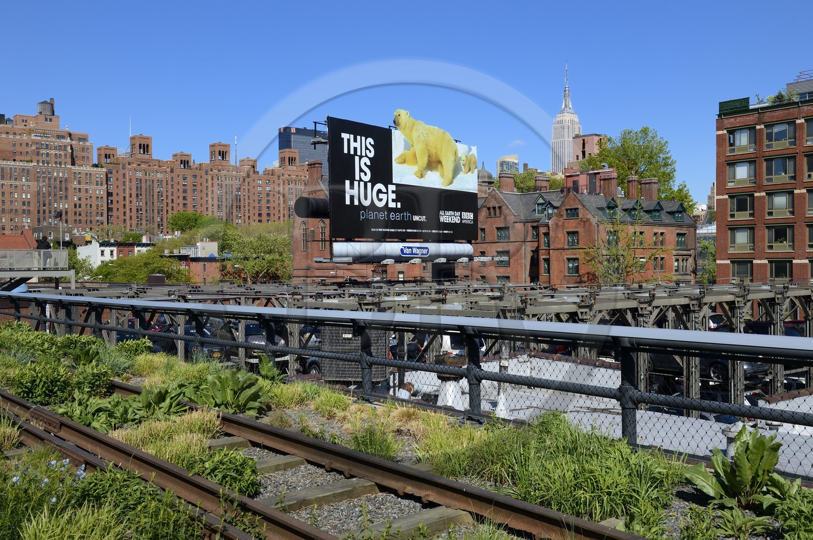 Etats-Unis, New York, Manhattan, Meatpacking district (Gansevoort Market), le High Line Park est une ancienne voie-ferrée aérienne partiellement réhabilitée en parc urbain suspendu, l'Empire State Building en arrière plan