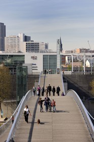 France, Paris (75), la passerelle Simone de Beauvoir par l'architecte Dietmar Feichtinger et la Bibliothèque Nationale de France (BNF) par l'architecte Dominique Perrault