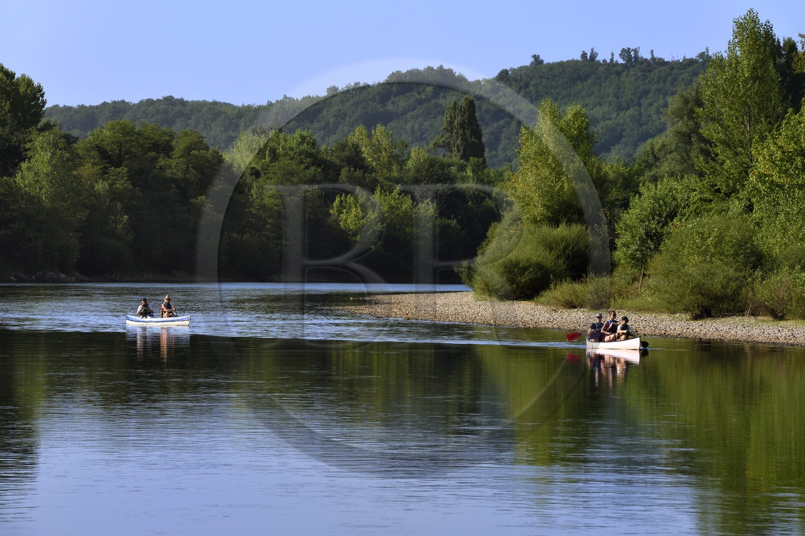 France, Dordogne (24), Périgord Noir, vallée de la Dordogne, canoës sur la rivière Dordogne en aval de La Roque-Gageac