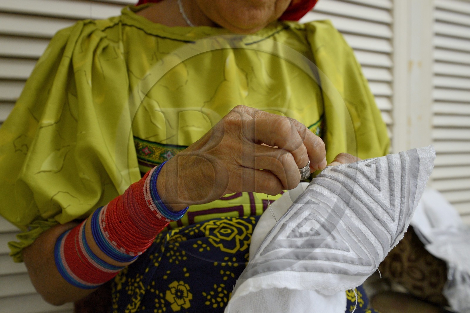 Panama, Panama City, atelier de la créatrice de mode française Helene Breebaart, travail de broderie traditionnelle d'un Mola par une amérindienne Kuna (Cuna)