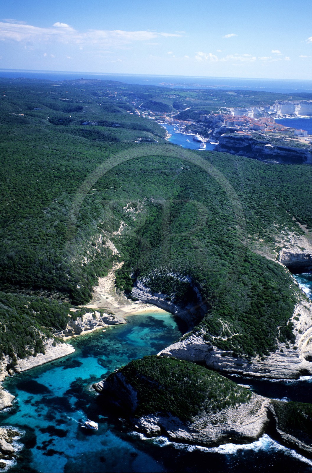 France, Corse-du-Sud (2A), crique à l' ouest de Bonifacio (vue aérienne)
