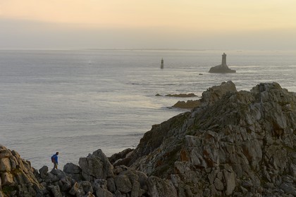 France, Finistère (29), Mer d'Iroise, Plogoff, la Pointe du Raz, phare de la Vieille