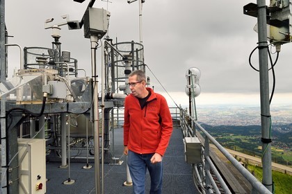 France, Puy-de-Dôme (63), Parc Naturel Régional des Volcans d'Auvergne, Station d'observation au sommet du Puy du Dôme, Jean-Luc Baray chercheur au Laboratoire de Météorologie Physique (Observatoire de physique du globe de Clermont-Ferrand (OPGC) et Université Blaise Pascal de Clermont-Ferrand), relève les données météorologiques des capteurs sur le toit de l'institut et controle les paramètres météorologiques mesurées et microphysiques (notamment le nombre et taille de gouttes d'eau)