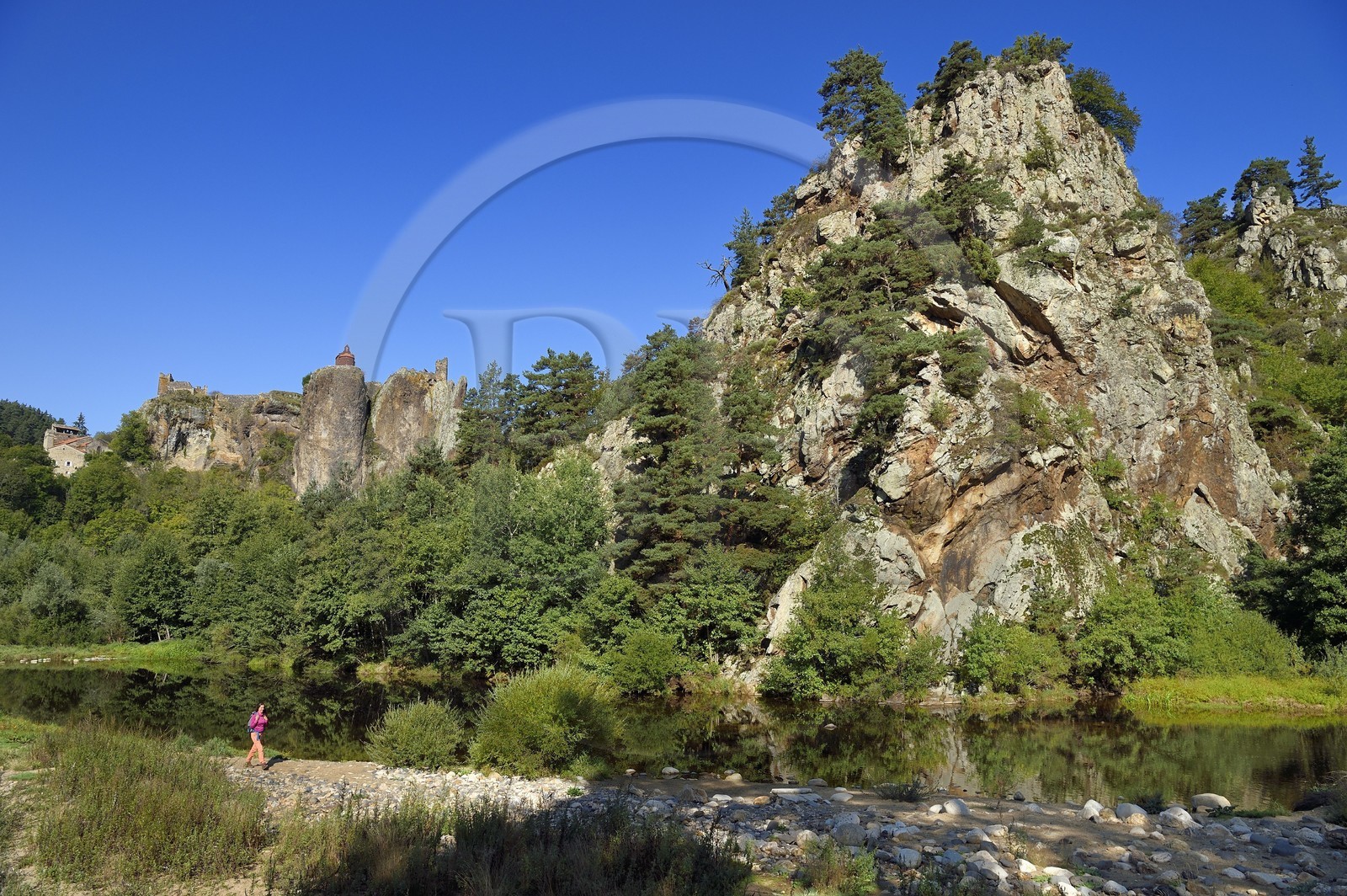France, Haute-Loire (43), vallée de la Loire, Arlempdes, labellisé les Plus beaux villages de France, ruines du chateau perché sur un rocher basaltique (dyke volcanique) qui surplombe un méandre de la Loire que longe une randonneuse