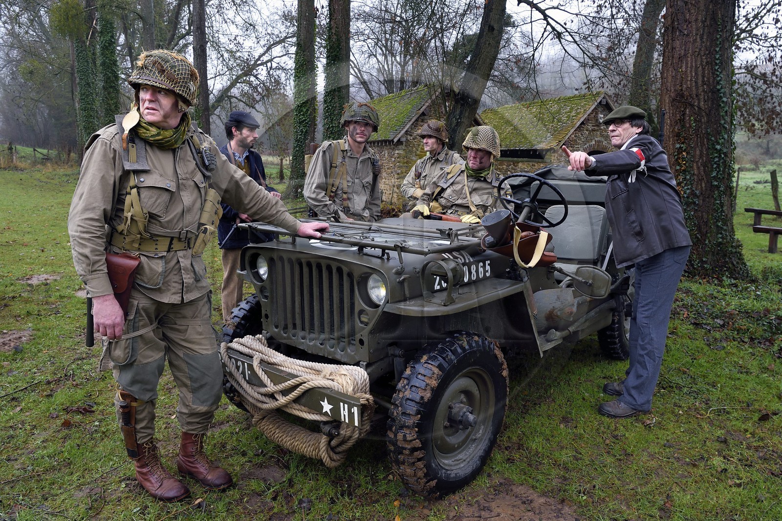 France, Eure (27), Sainte-Colombe-prés-Vernon, Allied Reconstitution Group (association de reconstitution historique de la 2éme Guerre Mondiale américain et Maquis), reconstitueurs en uniforme de la 101e division aéroportée US et de maquisards des Forces françaises de l'intérieur (FFI)