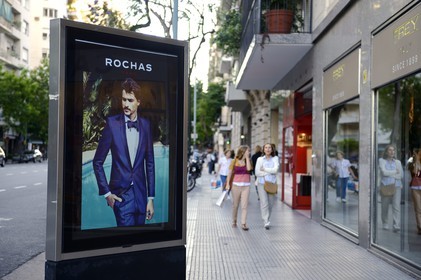 Argentine, Buenos Aires, l'avenida Alvear, une des artères les plus huppées des quartiers chics