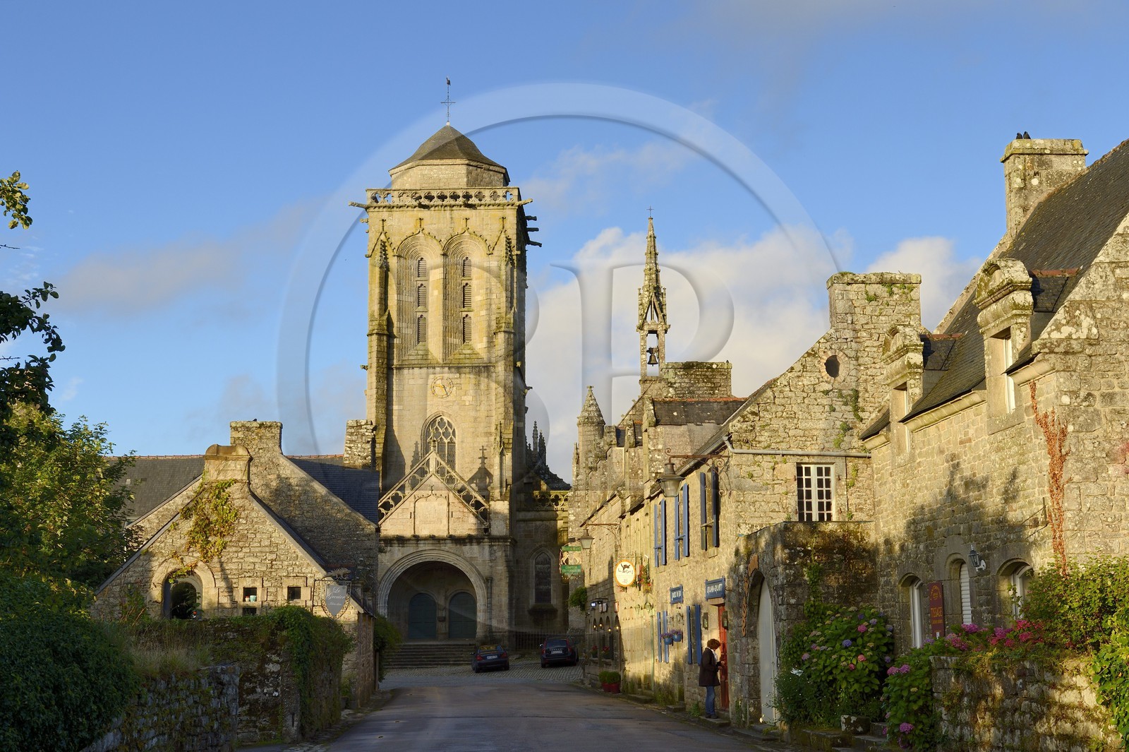 France, Finistère (29), Locronan, labellisé Les Plus Beaux Villages de France, église Saint-Ronan au bout de la rue du prieuré