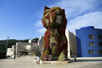 Espagne, Pays basque espagnol, Biscaye, Bilbao, parvis du musée Guggenheim de l'architecte Frank Gehry avec une sculpture de plus de 12 mètres de haut de l'artiste américain Jeff Koons intitulée Puppy