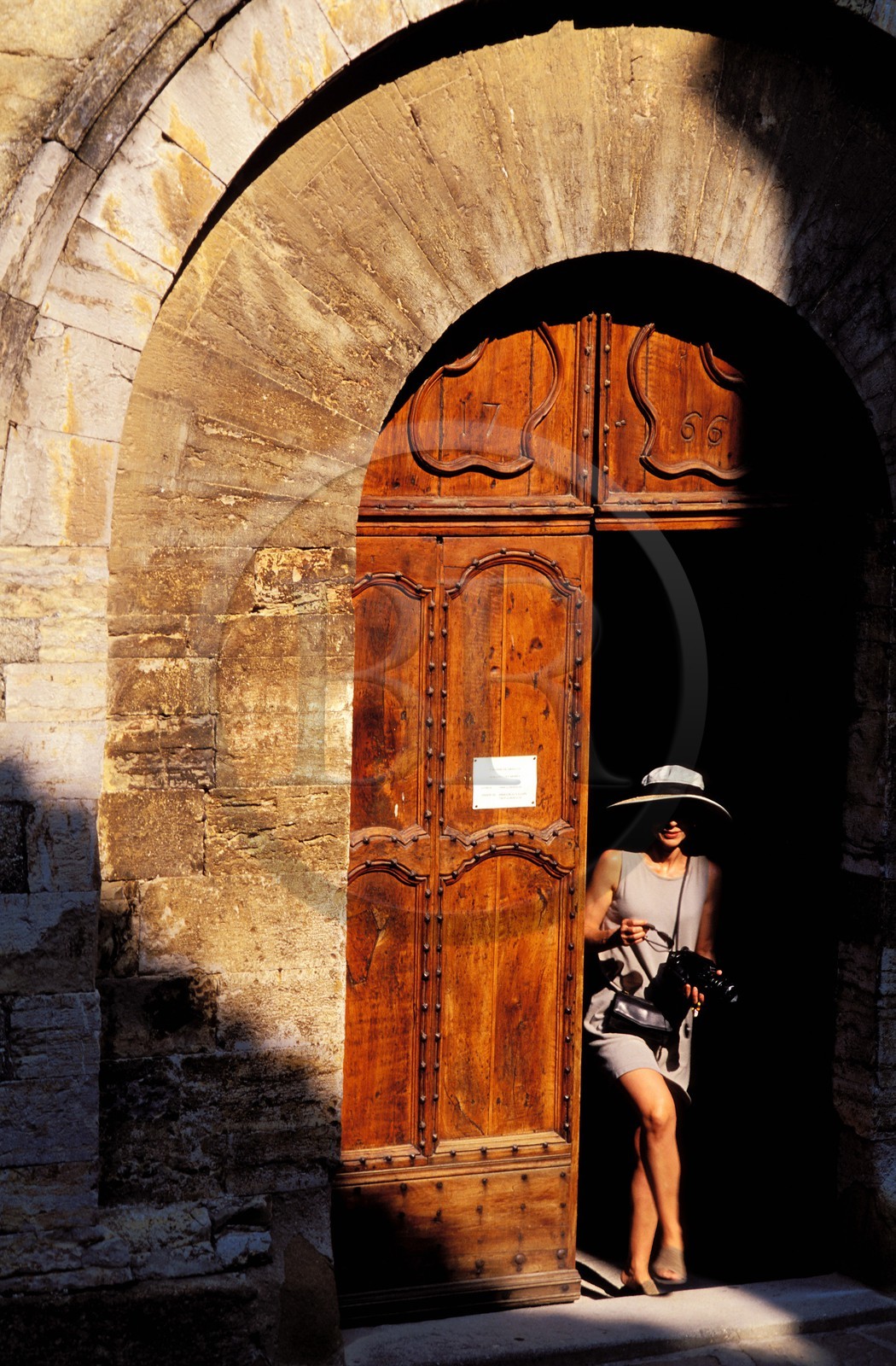 France, Var (83), sortie d'église dans le village de Grimaud