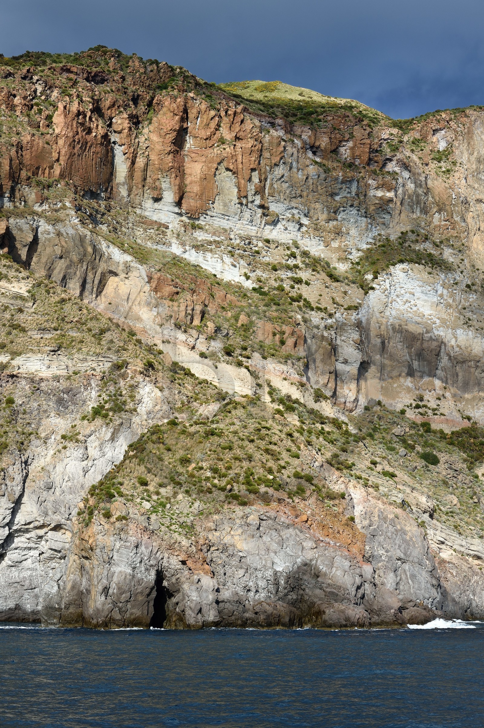 Italie, Sicile, iles Eoliennes, classées Patrimoine Mondial de l'UNESCO, Ile de Lipari, les falaises de la côte Sud-Ouest de l'île à Quattrocchi
