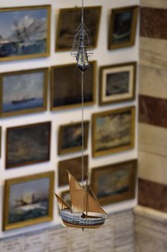 France, Bouches-du-Rhône (13), Marseille, basilique Notre-Dame de la Garde, de nombreux ex-voto sont offerts à la Vierge, au plafond sont suspendus de petits vaisseaux avec leurs agrès et ayant leur nom inscrit sur la poupe tandis que la partie supérieure des murs des chapelles latérales est occupée par des ex-voto peints