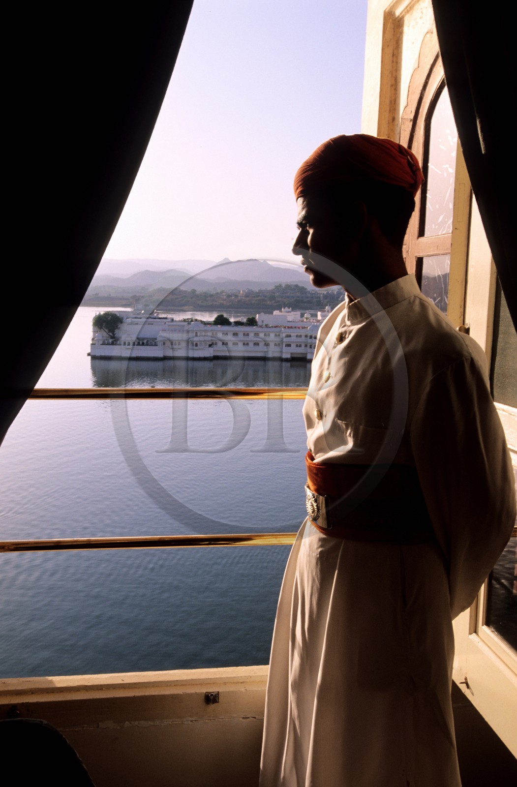 Inde, état du Rajasthan, Udaipur, vue sur le Lake Palace Hôtel depuis le City Palace