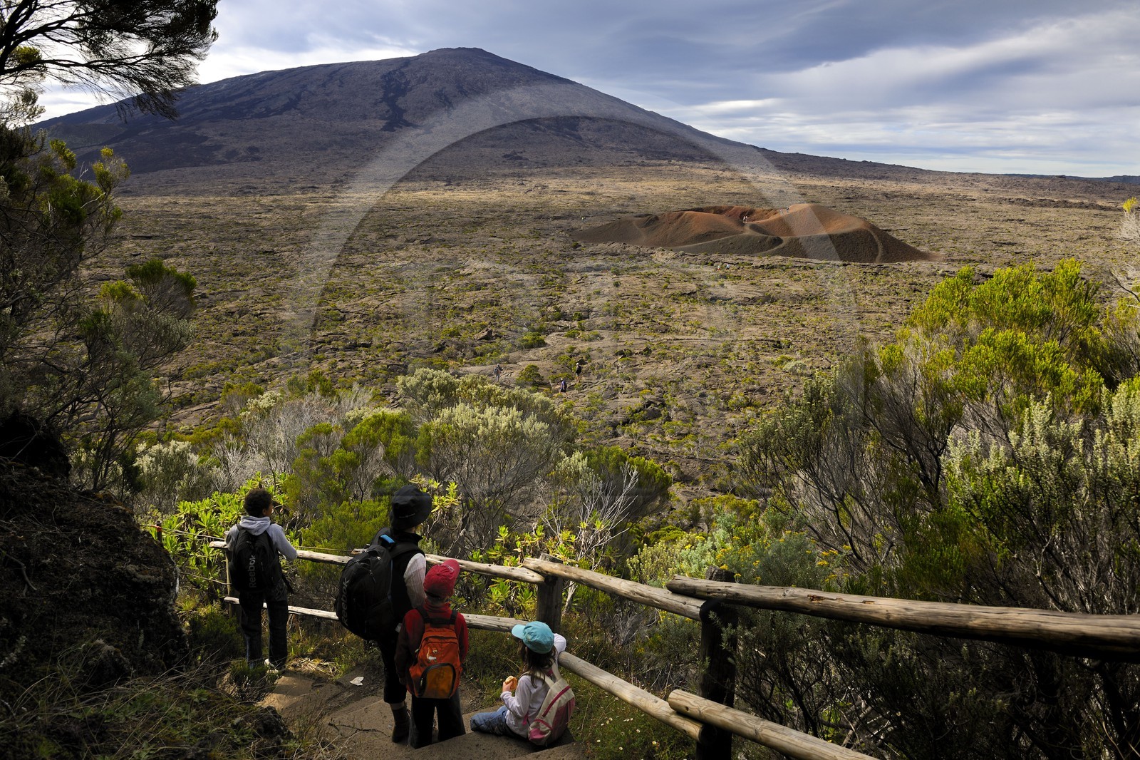 France, île de la Réunion, volcan du Piton de la Fournaise, classé Patrimoine Mondial de l'UNESCO, le cratère Formica Léo au premier plan et le cratère Dolomieu dans l'Enclos