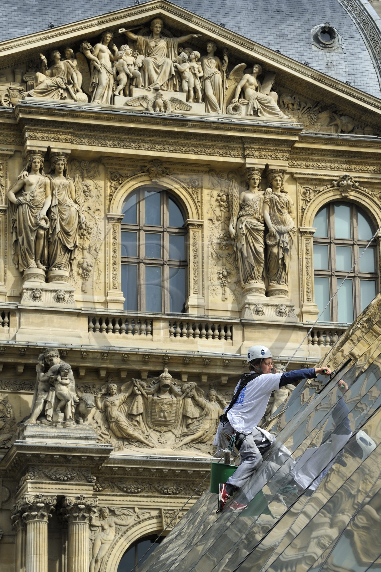 France, Paris (75), le musée du Louvre, laveurs de vitres sur la façade en verre de la pyramide de l'architecte Ieoh Ming Pei