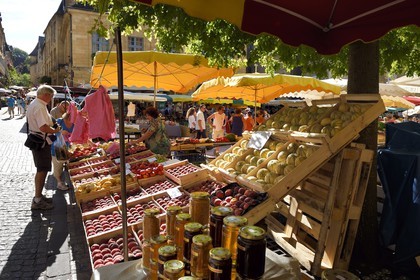 France, Dordogne (24), Périgord Noir, vallée de la Dordogne, Sarlat-la-Canéda, jour de marché Place de la Liberté