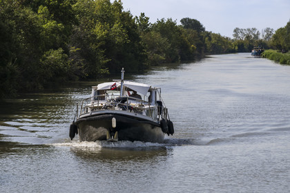 France, Gard (30), Saint-Gilles du Gard, Camargue, navigation sur le canal du Rhône à Sète