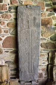 Royaume-Uni, Ecosse, Highland, Hébrides intérieures, Ile de Iona face à l'Ile de Mull, abbaye d'Iona fondée par Saint Columba au VIème siècle, épée gravée sur une dalle de sépulture datant des années 1400 dans le cloitre