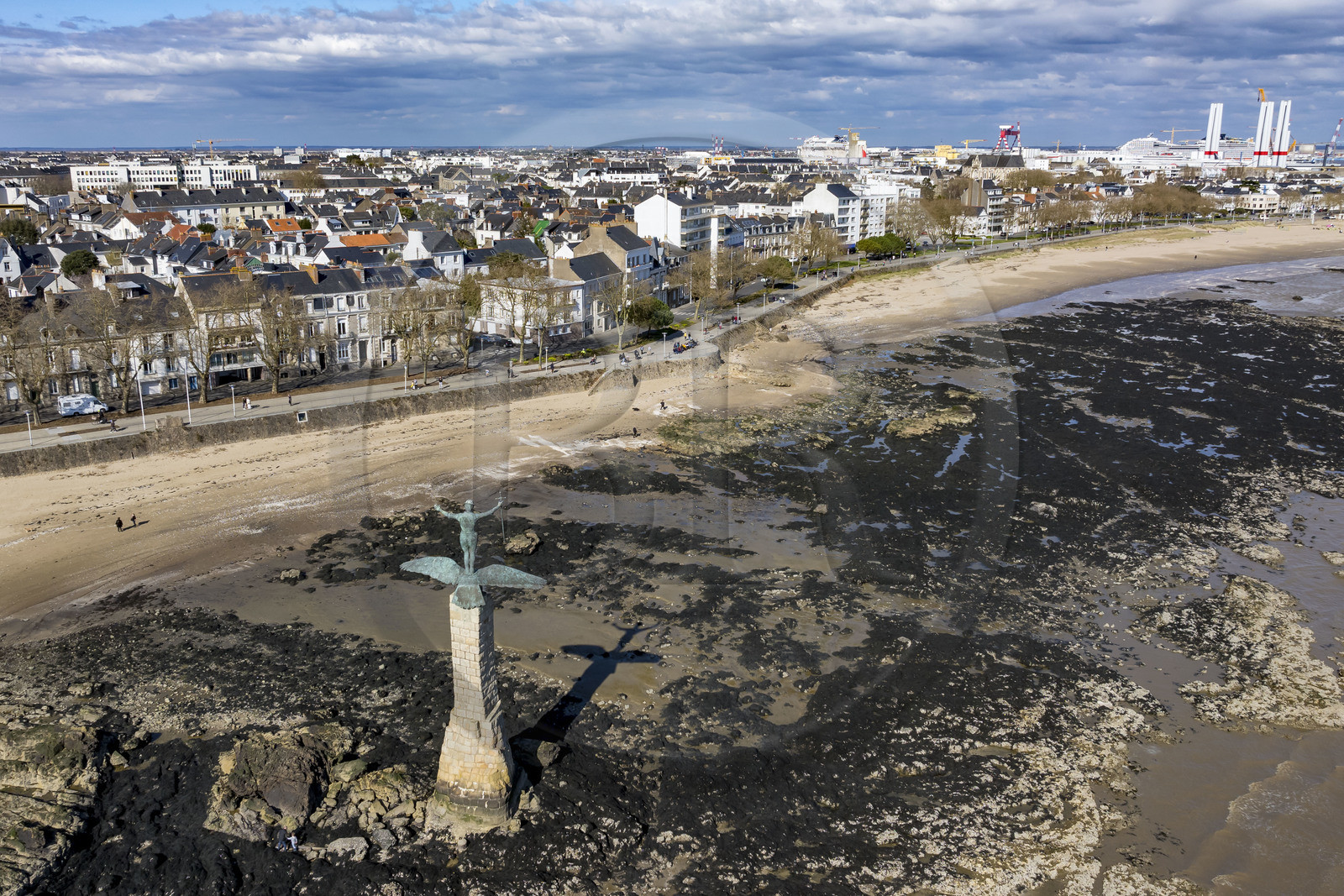 France, Loire-Atlantique (44), Estuaire de la Loire, Saint-Nazaire, la Grande plage, Monument Americain appelé Sammy édifié en mémoire du débarquement américain du 26 juin 1917 à Saint-Nazaire sur le front de mer (vue aérienne)