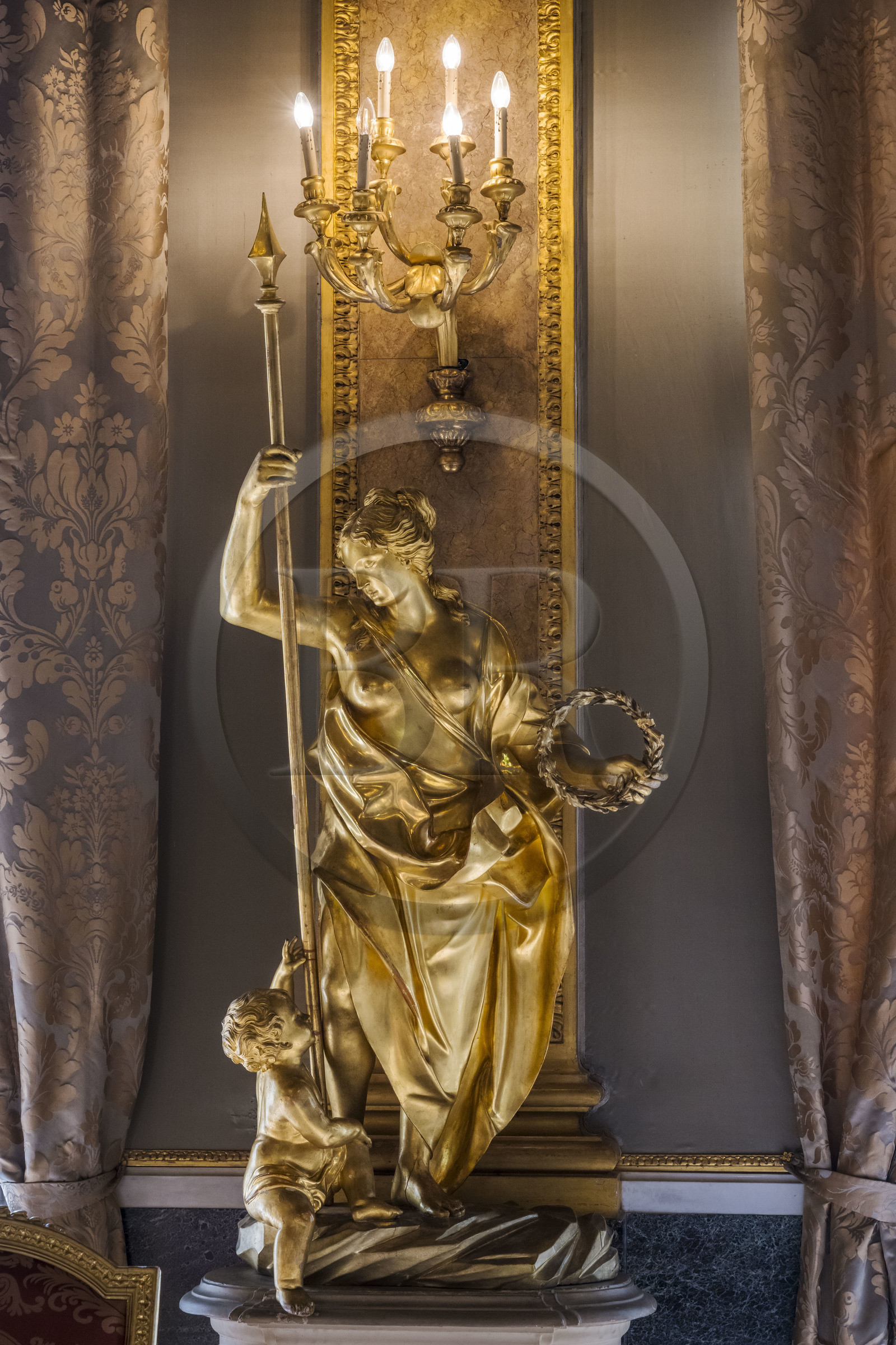 Italie, Ligurie, Gênes, palais des Rolli classés Patrimoine Mondial de l'UNESCO, le palazzo Interiano Pallavicino construit en 1567, salon du deuxième étage noble, La Gloire l'une des deux sculptures en bois d'Anton Maria Maraglio de 1730