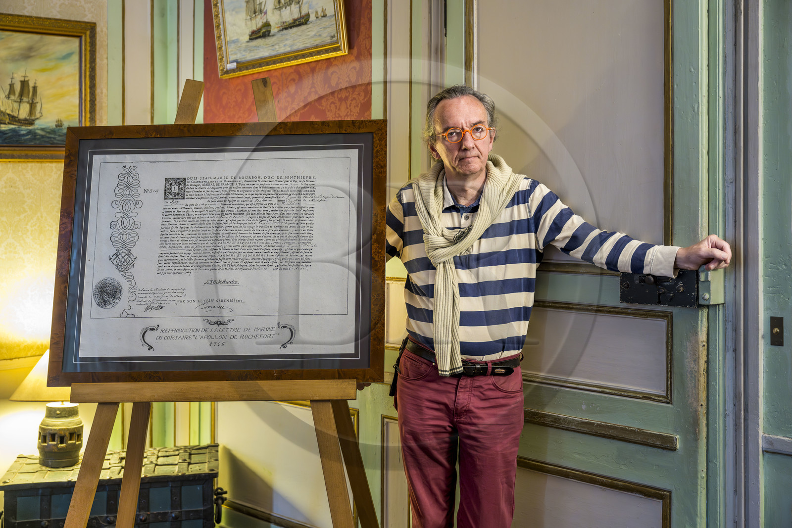 France, Ille-et-Vilaine (35), Côte d'Emeraude, Saint-Malo, l'Hotel Magon, authentique demeure de corsaire, hotel particulier construit pour François Auguste Magon de la Lande en 1725, armateur malouin, corsaire de Louix XV, négrier et directeur de la compagnie des Indes, son propriétaire actuel l'historien malouin Olivier Chereil de la Rivière à côté de la reproduction de la lettre de marque du corsaire L'Apollon de Rochefort