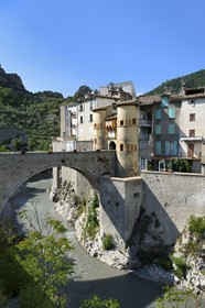 France, Alpes-de-Haute-Provence (04), cité médiévale d'Entrevaux fortifiée par Vauban, la Porte Royale et le pont sur le fleuve Var