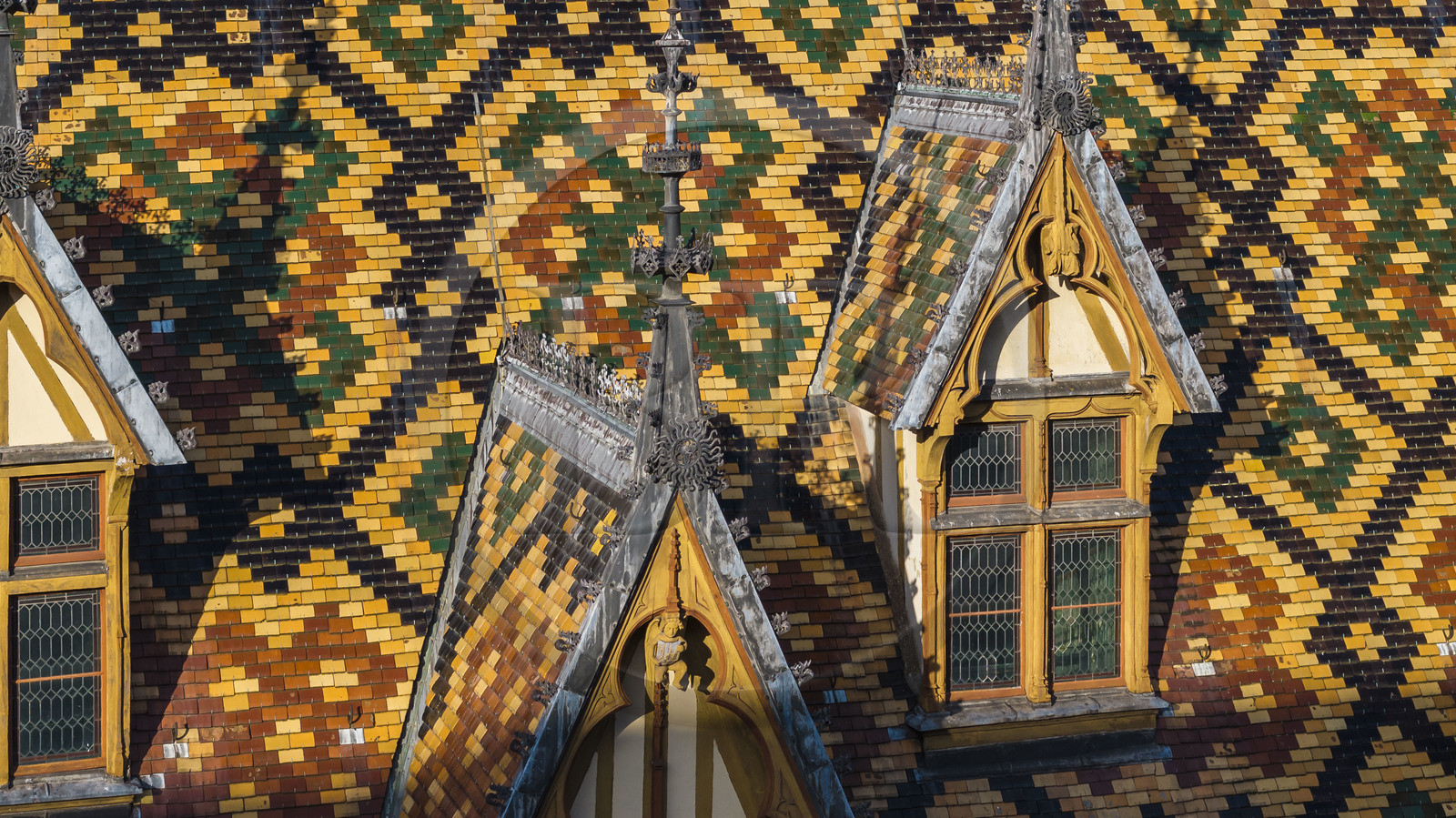 France, Côte-d'Or (21), Beaune, zone classée Patrimoine Mondial de l'UNESCO, Hospices de Beaune, l'Hôtel-Dieu, les toits couverts de tuiles vernissées et colorées (vue aérienne)