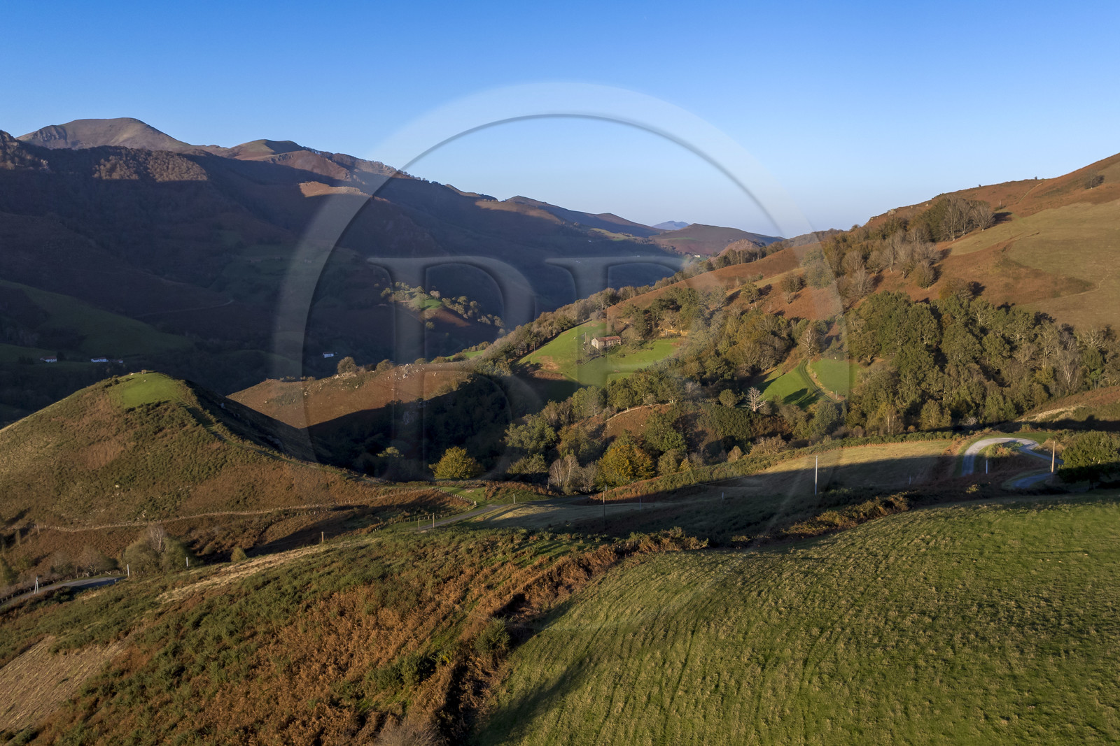 France, Pyrénées-Atlantiques (64), Pays-Basque, ferme isolée sur les hauteurs de la vallée des Aldudes (vue aérienne)