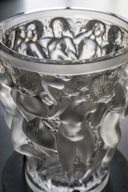 France, Bas-Rhin (67), Wingen-sur-Moder, le musée Lalique, Vase Bacchantes en cristal représentant des danseuses, créé en 1927