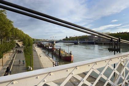France, Rhône (69), Lyon, les berges du Rhône, quai Général Sarrail depuis la passerelle du Collège