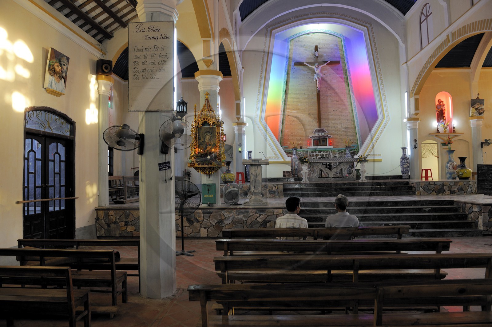 Vietnam, province de Ninh Binh, village insulaire de Kenh Ga, l'église au centre du village dans cette région très catholique