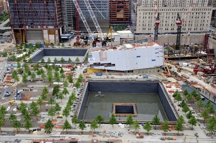 Etats-Unis, New-York, Manhattan, reconstruction du site de Ground Zero, un mémorial appelé Reflecting Absence est en construction dessiné par l'architecte israélien Michael Arad. Il consiste en la construction d'une forêt d'arbres autour de deux étendues d'eau carrées avec deux grands trous en leur centre à l'endroit précis où se tenaient les deux tours