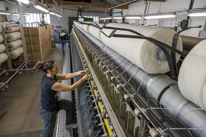 France, Vaucluse (84), L'Isle-sur-la-Sorgue, Manufacture Brun de Vian-Tiran, industrie textile lainière labellisée Entreprise du patrimoine vivant, ouvrière au travail dans la filature