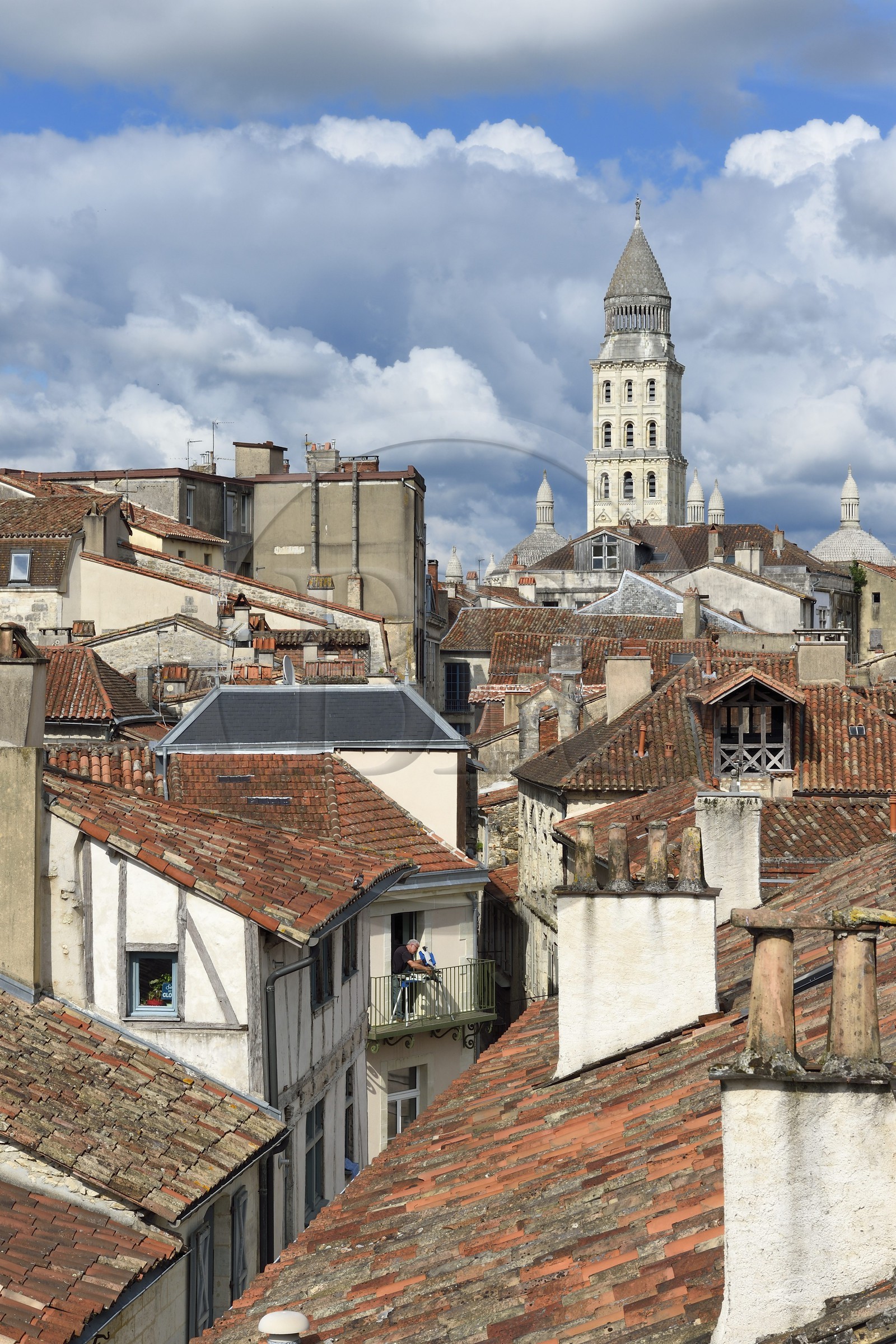 France, Dordogne (24), Périgord Blanc, Périgueux, vue depuis la tour Mataguerre sur les toits de la vieille ville et Cathédrale Saint-Front, étape sur le chemin de Saint-Jacques-de-Compostelle site classé Patrimoine Mondial de l'UNESCO