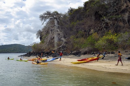 France, Ile de Mayotte, Grande-Terre, sortie scolaire en kayak sur l'ilot de Bandrélé